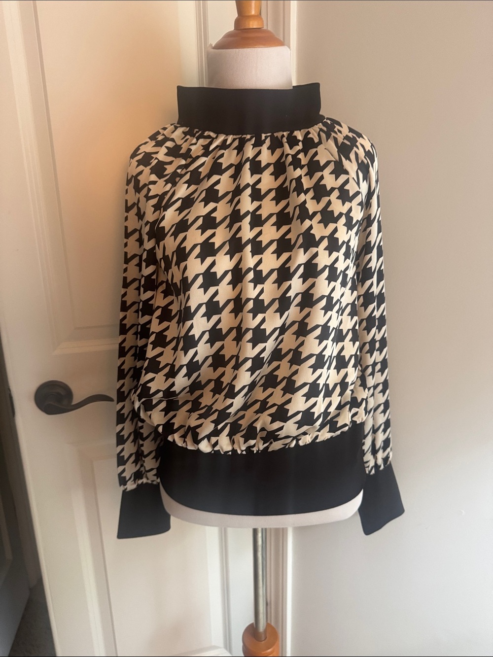 Ann Taylor Mock New Hounds Tooth Satin Top, sz XS